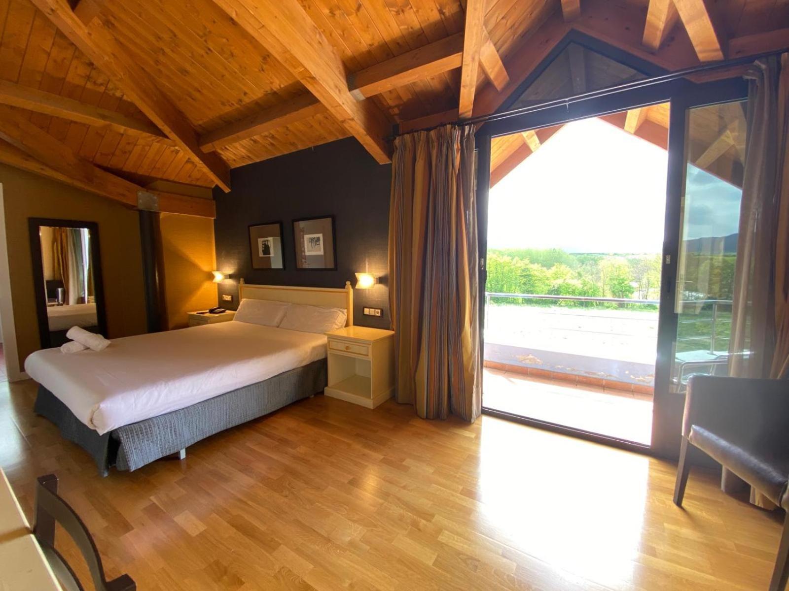 Roomrural Hotel Iru-Bide Лумбиер Екстериор снимка